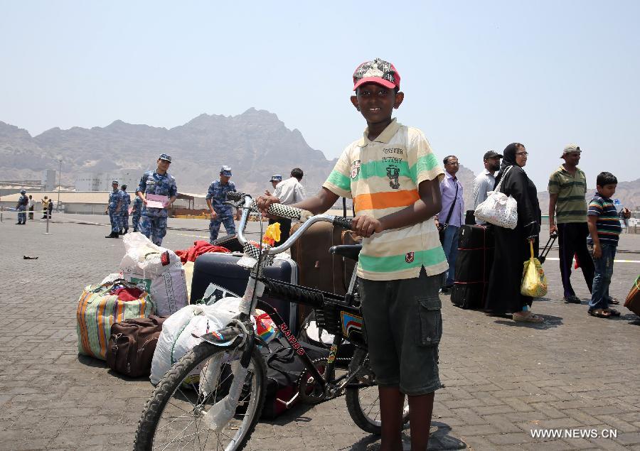 Evacuees prepare to board the Chinese Linyi missile frigate in Aden Harbor, Yemen, April 2, 2015. 