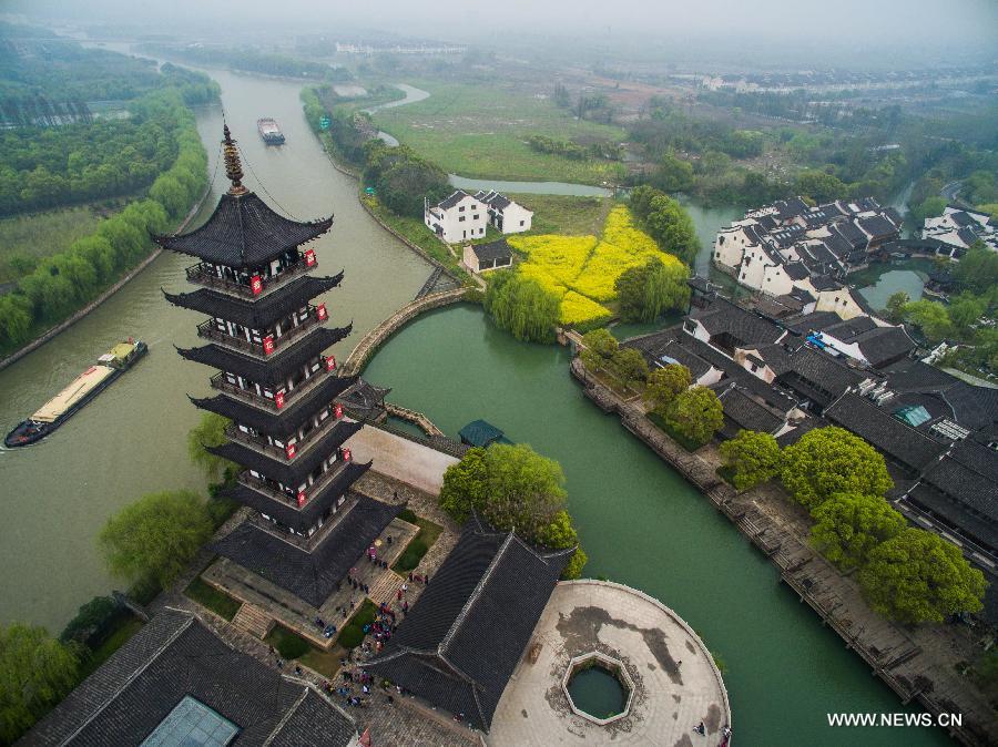 The ancient 'Xiangshi', dating back to the Tang Dynasty (618-907AD), kicked off in Wuzhen Friday. During this time each year, varieties of local dramas are staged and native vaudevilles are displayed. 