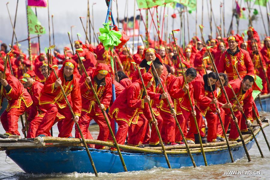 Boat teams are seen during Qintong Boat Festival in Taizhou, east China's Jiangsu Province, April 8, 2015. More than 500 boats took part in the festival, which is an event held at Qingming Festival since Southern Song Dynasty (1127-1279). (Xinhua/Li Yang) 