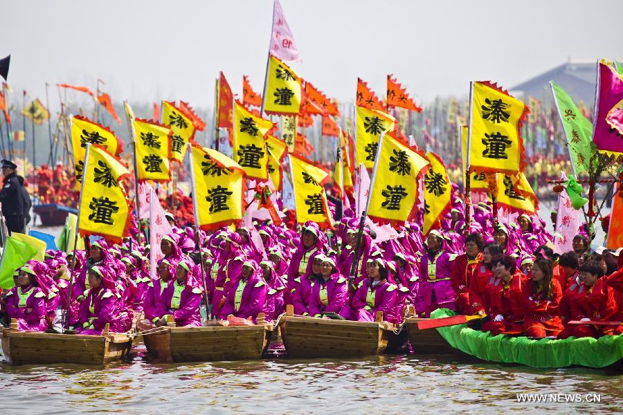 Boat teams are seen during Qintong Boat Festival in Taizhou, east China's Jiangsu Province, April 8, 2015. More than 500 boats took part in the festival, which is an event held at Qingming Festival since Southern Song Dynasty (1127-1279). (Xinhua/Li Yang)