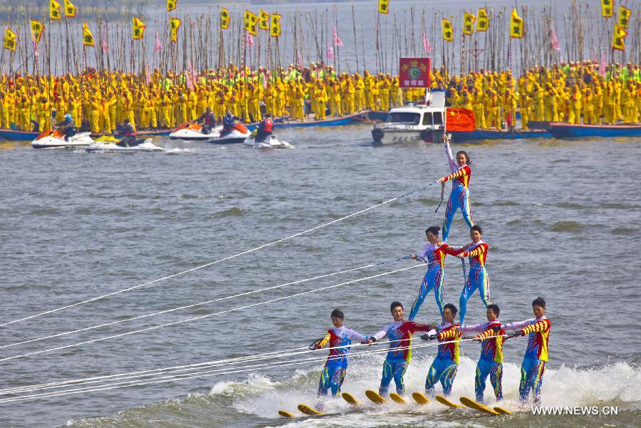 Competitors perform during the opening ceremony of Qintong Boat Festival in Taizhou, east China's Jiangsu Province, April 8, 2015. More than 500 boats took part in the festival, which is an event held at Qingming Festival since Southern Song Dynasty (1127-1279). (Xinhua/Li Yang)