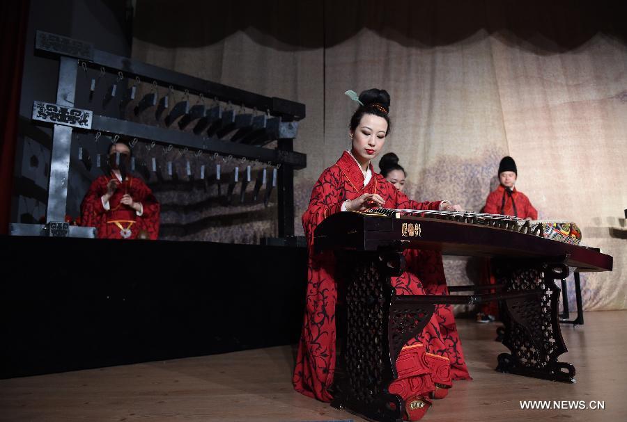 Over 400 audiences watched a Chinese ancient music performance by the music group of Henan Museum at Okan University in Istanbul on Thursday.