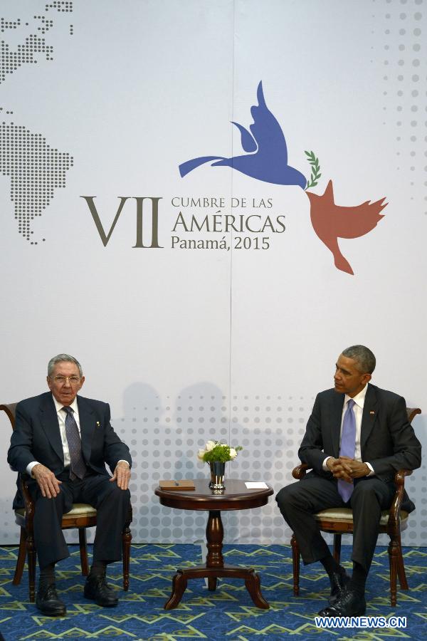 Cuban leader Raul Castro (L) meets with U.S. President Barack Obama (R) on the sidelines of the 7th Summit of the Americas in Panama City, capital of Panama, on April 11, 2015. 