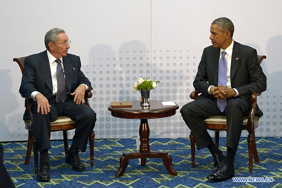 Cuban leader Raul Castro (L) meets with U.S. President Barack Obama (R) on the sidelines of the 7th Summit of the Americas in Panama City, capital of Panama, on April 11, 2015.