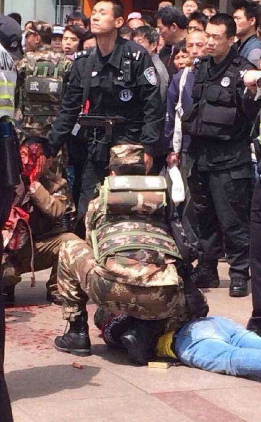 A man was caught by police on the scene after injuring two people with a knife on the crowded Nanjing Road Pedestrian Mall this noon. Witnesses reportedly told local media a traffic assistant and a passer-by were stabbed injured. (Photo/xinmin.cn)