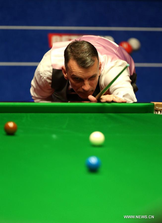 Mark Davis of England competes during the first half of the first round match against Ding Junhui of China at the 2015 World Snooker Championship in Sheffield, Britain, April 20, 2015. Mark Davis led 4-3 in the first half. (Xinhua/Han Yan) 