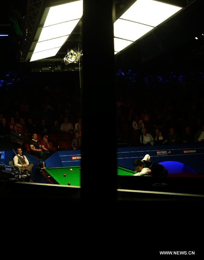 Ding Junhui (R) of China competes during the first half of the first round match against Mark Davis of England at the 2015 World Snooker Championship in Sheffield, Britain, April 20, 2015. Mark Davis led 4-3 in the first half. (Xinhua/Han Yan) 
