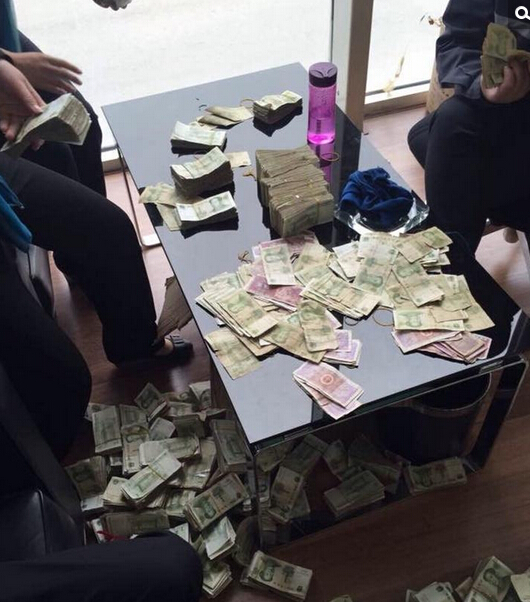 郑州土豪背200多斤零钱买宝马【4】--图片频道--人民