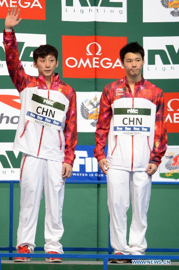 Chen Aisen (R) and Lin Yue of China pose for photo during the awarding ceremony of the men's 10m synchro platform final at FINA Diving World Series in Kazan, Russia, April 24, 2015. 