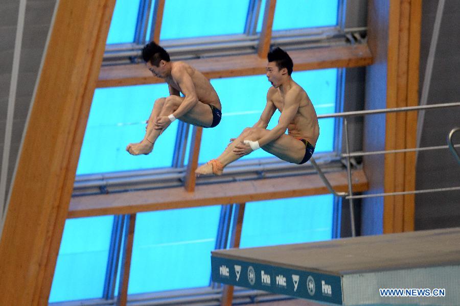 Chen Aisen and Lin Yue of China compete during the men's 10m synchro platform final at FINA Diving World Series in Kazan, Russia, April 24, 2015. 