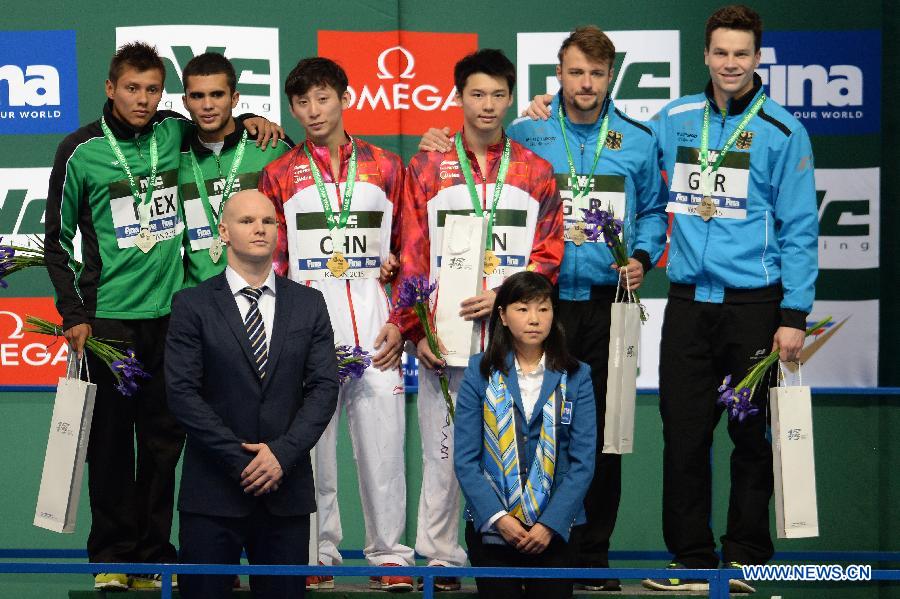 Chen Aisen (Back, 3rd R) and Lin Yue (Back, 3rd L) of China pose for photo during the awarding ceremony of the men's 10m synchro platform final at FINA Diving World Series in Kazan, Russia, April 24, 2015.