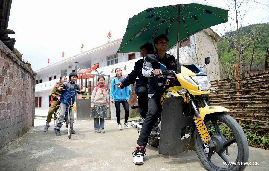  The 56-year-old Wang Dayong and his 28-year-old son have taught in this rural school, which is located in mountain area, for 36 years and 10 years respectively.