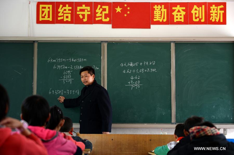  The 56-year-old Wang Dayong and his 28-year-old son have taught in this rural school, which is located in mountain area, for 36 years and 10 years respectively.