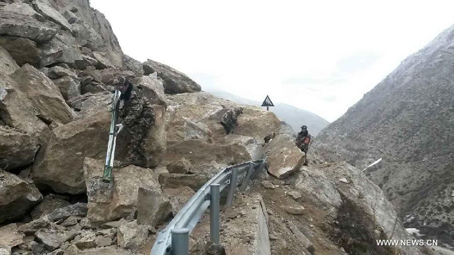 Severe landslides clogged the Xigaze section of the No. 318 national highway in Nyalam County, due to an 8.1-magnitude earthquake on Saturday in Nepal.