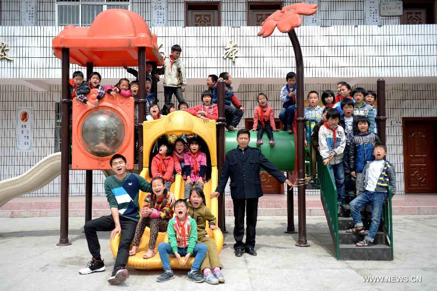  The 56-year-old Wang Dayong and his 28-year-old son have taught in this rural school, which is located in mountain area, for 36 years and 10 years respectively.