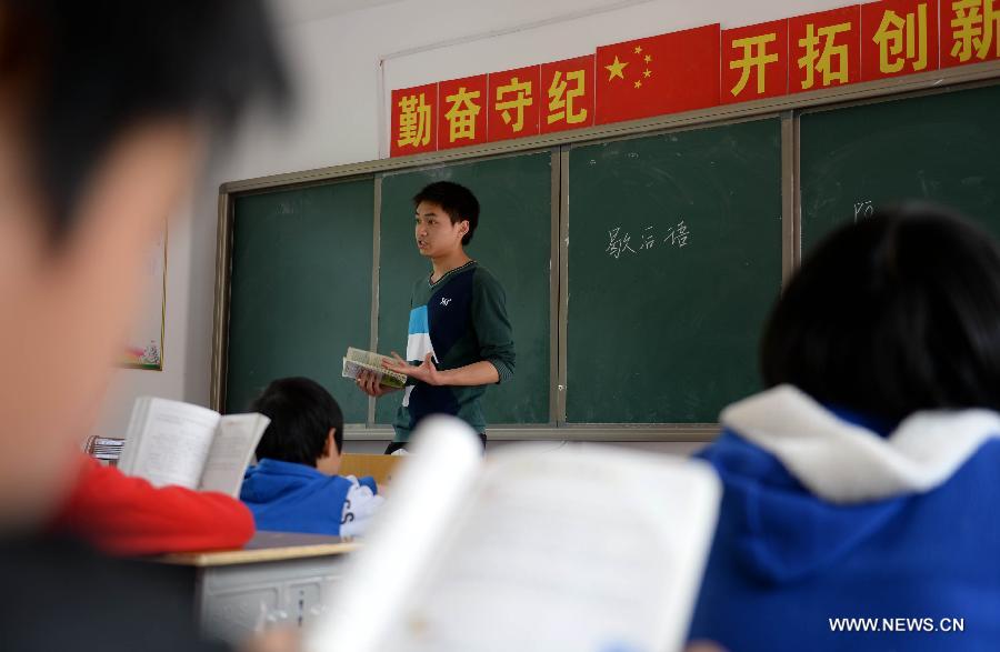  The 56-year-old Wang Dayong and his 28-year-old son have taught in this rural school, which is located in mountain area, for 36 years and 10 years respectively.