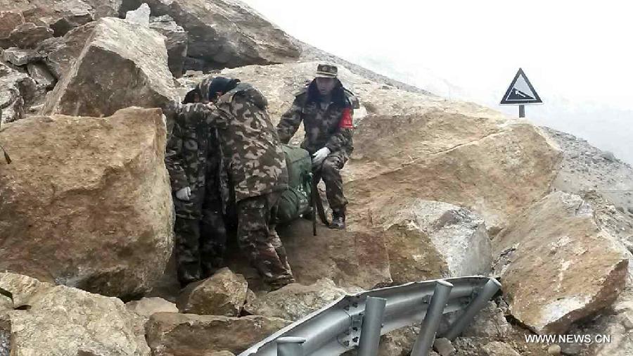 Severe landslides clogged the Xigaze section of the No. 318 national highway in Nyalam County, due to an 8.1-magnitude earthquake on Saturday in Nepal.