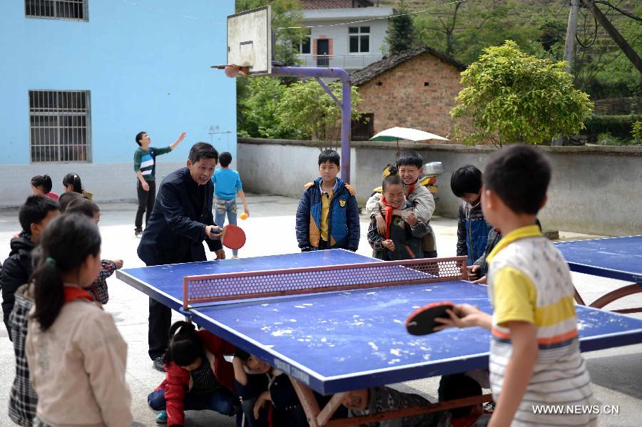  The 56-year-old Wang Dayong and his 28-year-old son have taught in this rural school, which is located in mountain area, for 36 years and 10 years respectively.