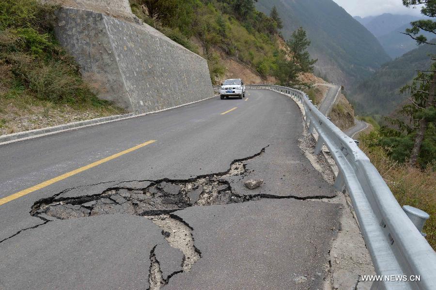 An armed traffic police team was using enginering machinery to repair the highway linking Gyirong Town and Gyirong land port which was blocked by multiple landslides, while 60 members of the team chose to walk to rescue trapped locals affected by Saturday's Nepal earthquake. (Xinhua/Liu Dongjun)