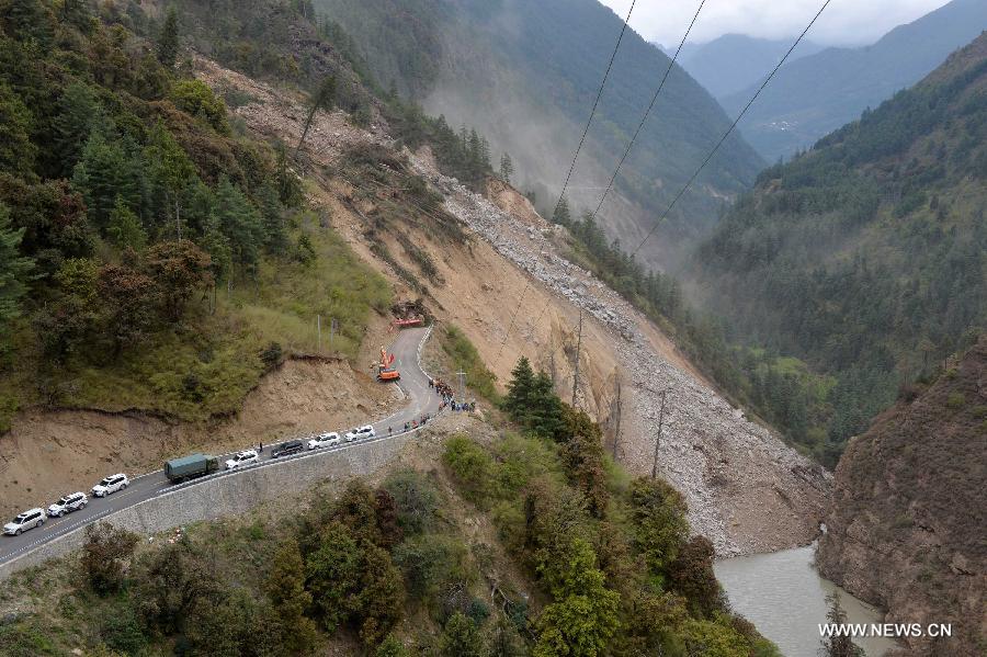 An armed traffic police team was using enginering machinery to repair the highway linking Gyirong Town and Gyirong land port which was blocked by multiple landslides, while 60 members of the team chose to walk to rescue trapped locals affected by Saturday's Nepal earthquake. (Xinhua/Liu Dongjun)