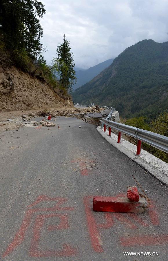 An armed traffic police team was using enginering machinery to repair the highway linking Gyirong Town and Gyirong land port which was blocked by multiple landslides, while 60 members of the team chose to walk to rescue trapped locals affected by Saturday's Nepal earthquake. (Xinhua/Liu Dongjun)