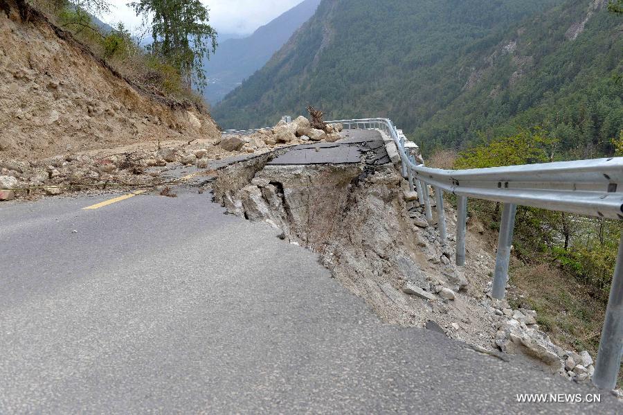 An armed traffic police team was using enginering machinery to repair the highway linking Gyirong Town and Gyirong land port which was blocked by multiple landslides, while 60 members of the team chose to walk to rescue trapped locals affected by Saturday's Nepal earthquake. (Xinhua/Liu Dongjun)