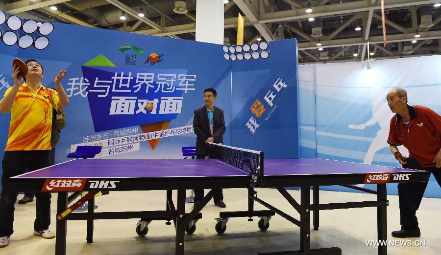 Photo taken on April 29, 2015 shows Shi Zhihao(C), Vice President of ITTF, interacts with fans during a promotional movement in Suzhou, city of east China's Jiangsu Province and the host city of the 53rd Table Tennis World Championships. (Xinhua/Song Zhenping) 