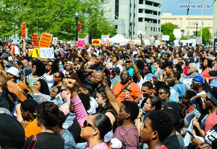 Thousands of people in Baltimore, the largest city in U.S. State of Maryland, on Saturday gathered at a rally and marched through streets to celebrate a decision by the city's top prosecutor to charge six officers in connection with the death of Freddie Gray, the young African-American man who died in police custody from a spinal injury.