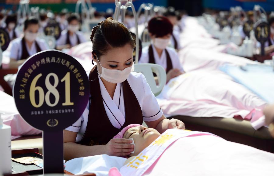 A total of 1,000 volunteers were given a 30-minute facial massage in Jinan on Monday, which was aimed at creating a world record.