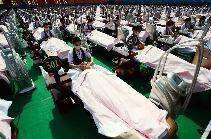 A total of 1,000 volunteers were given a 30-minute facial massage in Jinan on Monday, which was aimed at creating a world record.