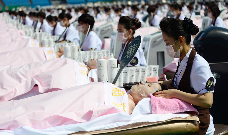 A total of 1,000 volunteers were given a 30-minute facial massage in Jinan on Monday, which was aimed at creating a world record.