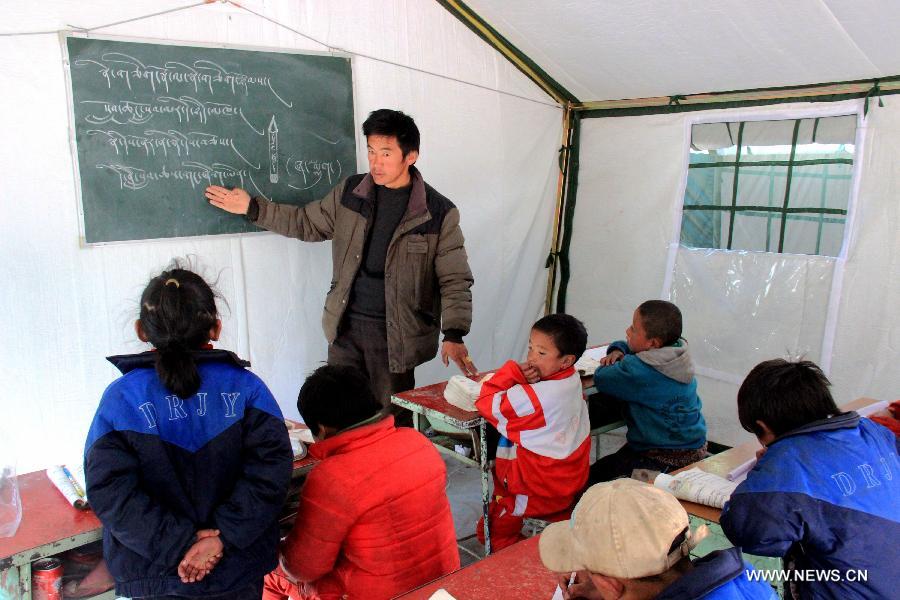 Pupils attend class in a tent school in Rongxar Township of Tingri County, southwest China's Tibet Autonomous Region, May 4, 2015. 