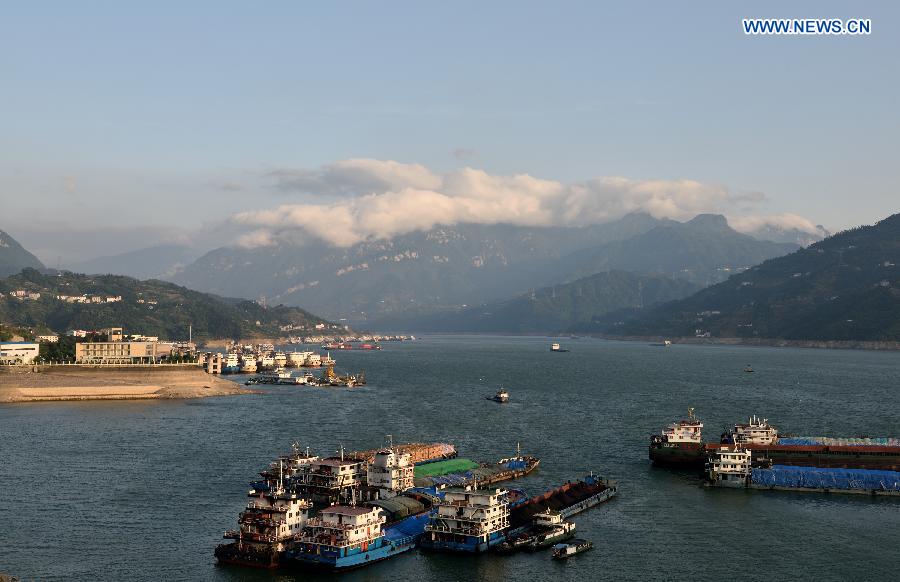 The water level of the Three Gorges Reservior has fallen to 159.42 meters Wednesday morning, which is expected to fall below 145 meters before the flood season comes.