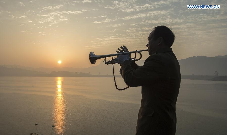 The water level of the Three Gorges Reservior has fallen to 159.42 meters Wednesday morning, which is expected to fall below 145 meters before the flood season comes.