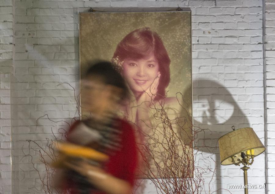 A tourist visits the Teresa Teng Museum in Kaohsiung, southeast China's Taiwan, May 5, 2015. Superstar Teng had enjoyed popularity in east Asia for more than three decades. After selling millions of records, the pop singer retired in France in the early 1990s and died in 1995. 
