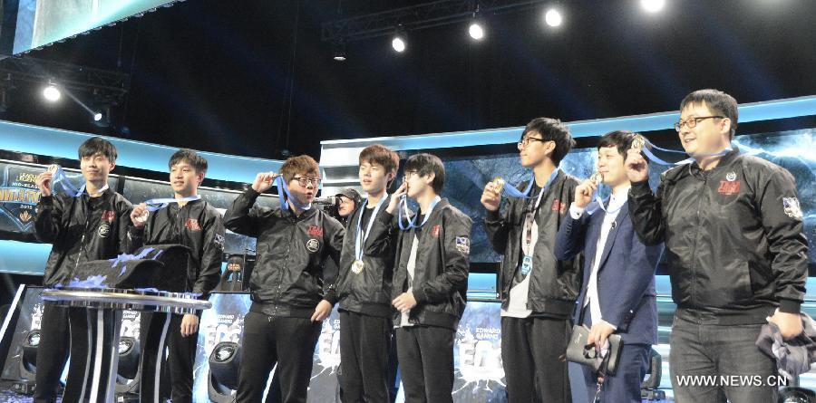 Chinese team members pose with their gold medals after the final of the PC/Mac video game 'League of Legends' (LOL) Mid-Season Invitational 2015 competition in Tallahassee, the United States, May 11, 2015. Chinese team specialized in Riot Games beat South Korea and claimed the champion of the world level contest of its kind. (Xinhua/Mu Dong) 