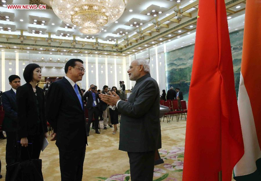 Chinese Premier Li Keqiang (2nd R) talks with Indian Prime Minister Narendra Modi (1st R) after a joint press conference at the Great Hall of the People in Beijing, capital of China, May 15, 2015.