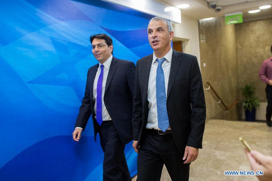 Incoming Israeli Finance Minister Moshe Kahlon (R) arrives for the first cabinet meeting of the Israel's 34th government at the Prime Minister's office in Jerusalem, on May 15, 2015.