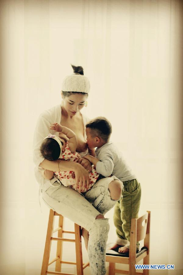 Photo provided by La Leche League-China shows a mother breastfeeding her children. May 20 is China's National Breastfeeding Awareness Day. As the pronounciation of '520' is close to 'I Love You,' many mothers feel meaningful to have their breastfeeding photos to make public. La Leche League-China, a branch of an international organization that provides mother-to-mother support, information and encouragment for breastfeeding, has collected art photos of breastfeeding mothers for three consecutive years. (Xinhua/La Leche League-China)  