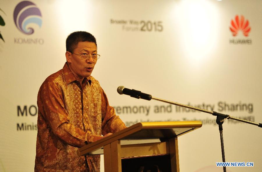 Counsellor of Economic and Commercial Counsellor's Office of Chinese Embassy in Indonesia Wang Li Ping delivers a speech during the Memorandum of Understanding (MOU) signing ceremony and Industry Sharing between Ministry of Communication and Information Technology and China's Huawei Tech Investment Co. Ltd in Jakarta, capital of Indonesia, on May 19, 2015.