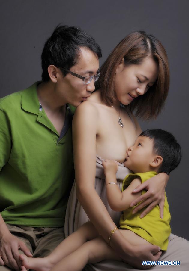 Photo provided by La Leche League-China shows a mother breastfeeding her child. May 20 is China's National Breastfeeding Awareness Day. As the pronounciation of '520' is close to 'I Love You,' many mothers feel meaningful to have their breastfeeding photos to make public. La Leche League-China, a branch of an international organization that provides mother-to-mother support, information and encouragment for breastfeeding, has collected art photos of breastfeeding mothers for three consecutive years. (Xinhua/La Leche League-China)  