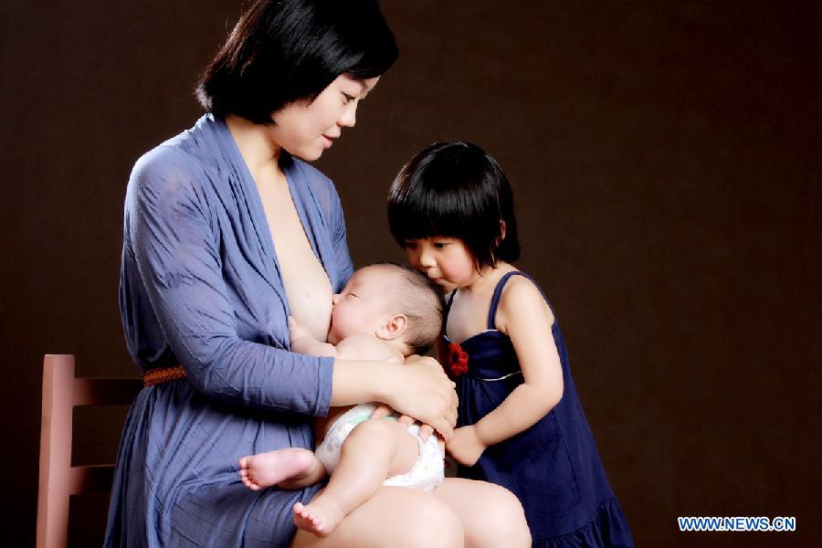 Photo provided by La Leche League-China shows a mother breastfeeding her child. May 20 is China's National Breastfeeding Awareness Day. As the pronounciation of '520' is close to 'I Love You,' many mothers feel meaningful to have their breastfeeding photos to make public. La Leche League-China, a branch of an international organization that provides mother-to-mother support, information and encouragment for breastfeeding, has collected art photos of breastfeeding mothers for three consecutive years. (Xinhua/La Leche League-China) 