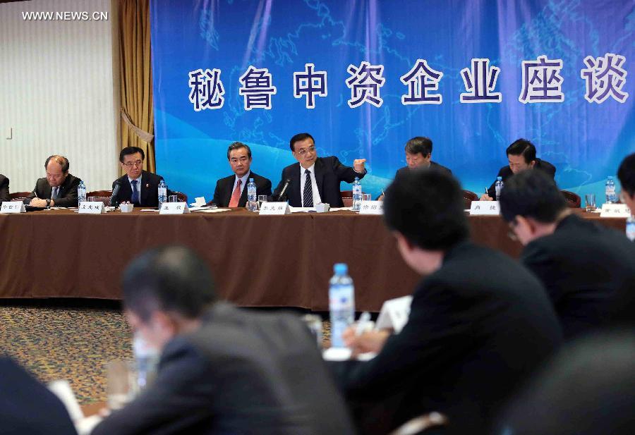 Chinese Premier Li Keqiang (C) speaks during a symposium on Chinese companies in Peru in Lima, capital of Peru, May 23, 2015.