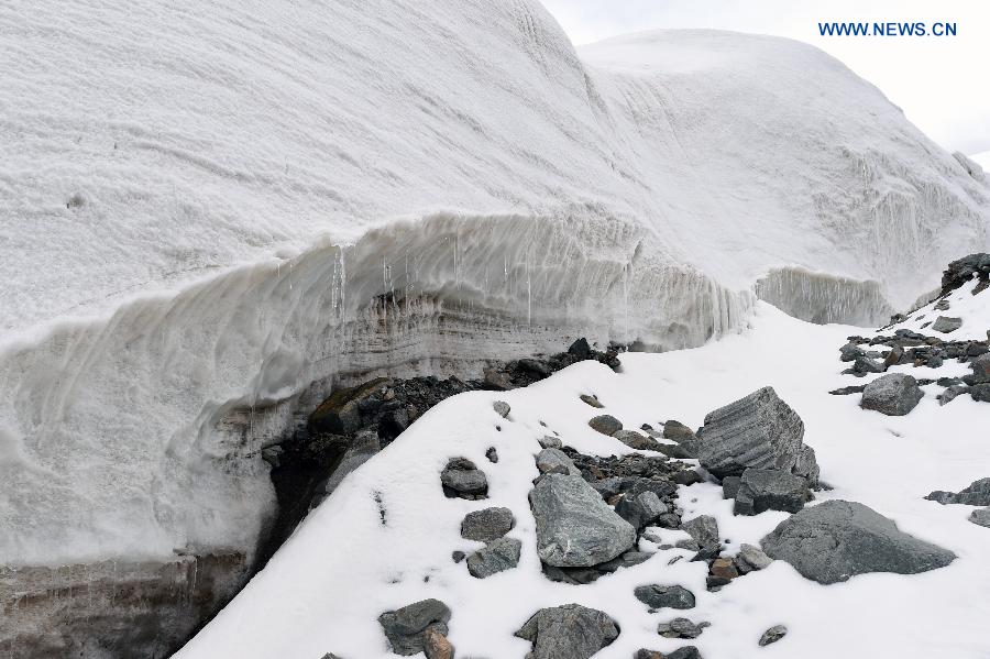 Glaciers on Qilian Mountains have shrunk 36 square kilometers over the past 10 years, and the altitudes of terminal and snow line have risen on average 2-6.5 meters per year.