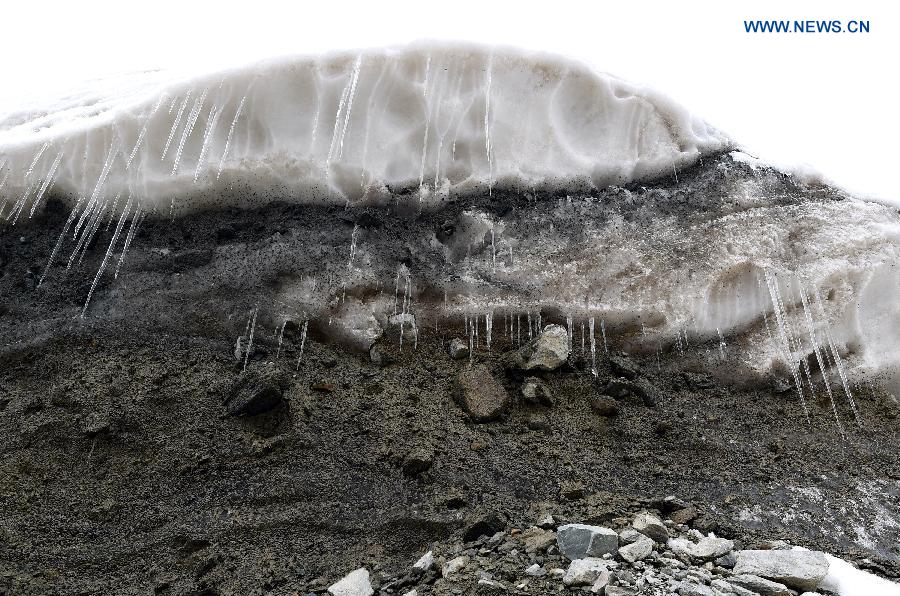 Glaciers on Qilian Mountains have shrunk 36 square kilometers over the past 10 years, and the altitudes of terminal and snow line have risen on average 2-6.5 meters per year.