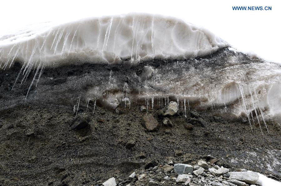 Glaciers on Qilian Mountains have shrunk 36 square kilometers over the past 10 years, and the altitudes of terminal and snow line have risen on average 2-6.5 meters per year.