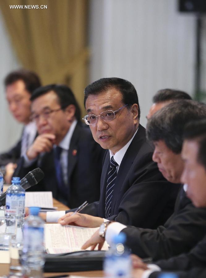 Chinese Premier Li Keqiang (C) speaks during a symposium on Chinese companies in Peru in Lima, capital of Peru, May 23, 2015.