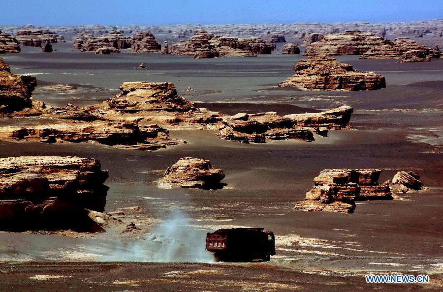 Photo taken on May 24, 2015 shows yardang landforms at Dunhuang Yardang National Geopark in Dunhuang, northwest China's Gansu Province. (Xinhua/Wang Song)