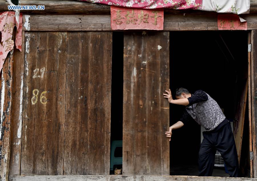 in the intersection of Wujiang River and Apeng River, Gongtan enjoys a history of over 1,700 years. Gongtan ancient town has now been developed into a tourist site after it was relocated a kilometer away from the original site in 2008 due to the construction of a hydropower station.