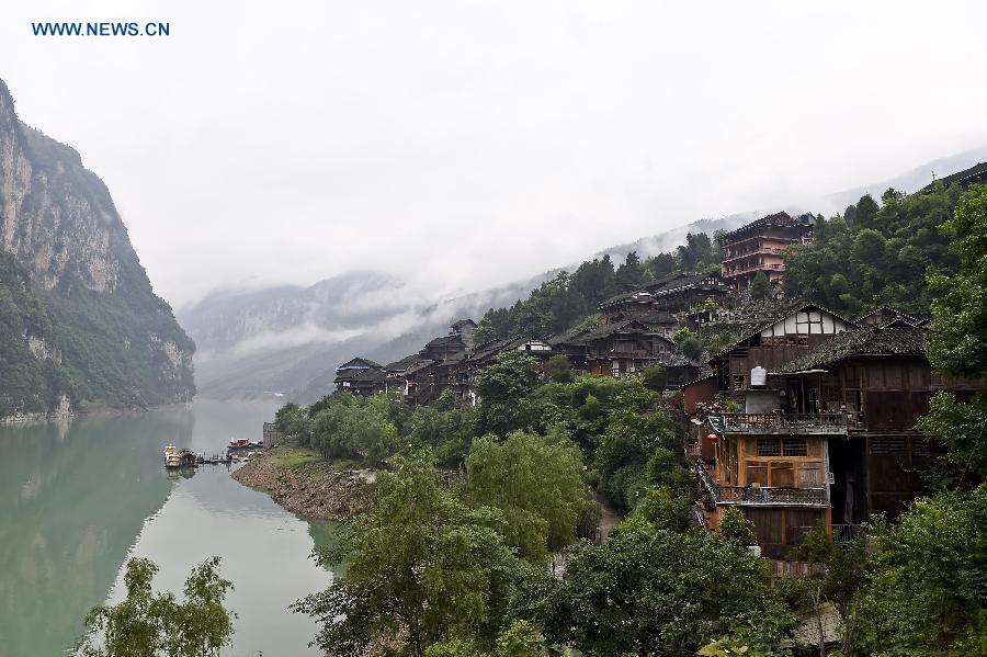 in the intersection of Wujiang River and Apeng River, Gongtan enjoys a history of over 1,700 years. Gongtan ancient town has now been developed into a tourist site after it was relocated a kilometer away from the original site in 2008 due to the construction of a hydropower station.